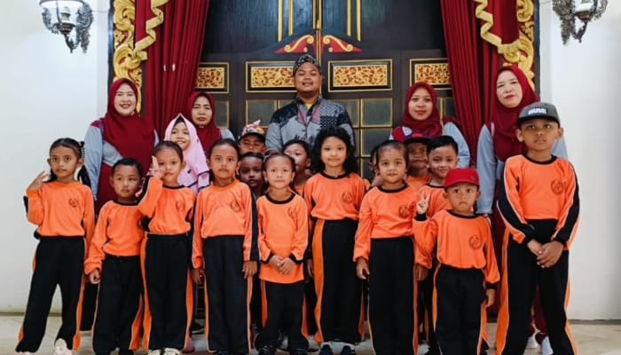 CERIA: Sejumlah siswa TK Bina Anaprasa Kusuma Bangsa saat melakukan kunjungan ke Keraton Sumenep didampingi guru.