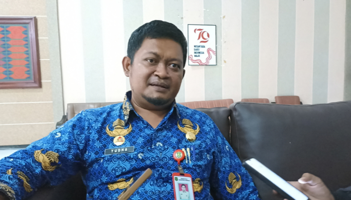 Sekretaris Dewan (Sekwan) DPRD Sumenep, Yanuar Yudha Bachtiar, saat diwawancara media