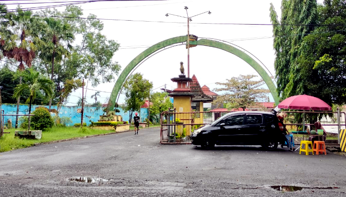 Pintu masuk GOR A. Yani Sumenep menuju Kantor KONI. (Foto: Dok. Warta9)