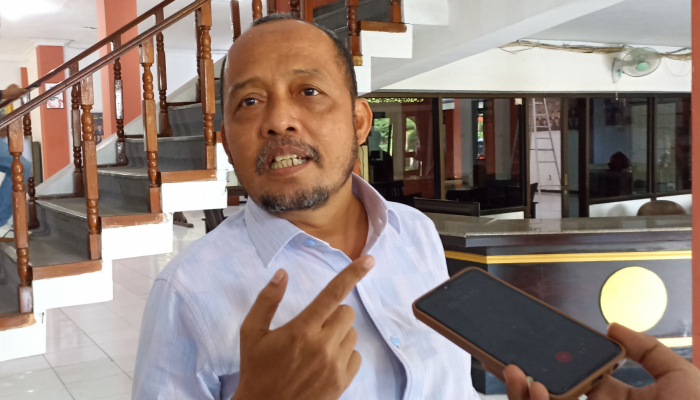 Ketua DPRD Sumenep, H. Zainal Arifin saat diwawancara media.(Foto: Hayat)