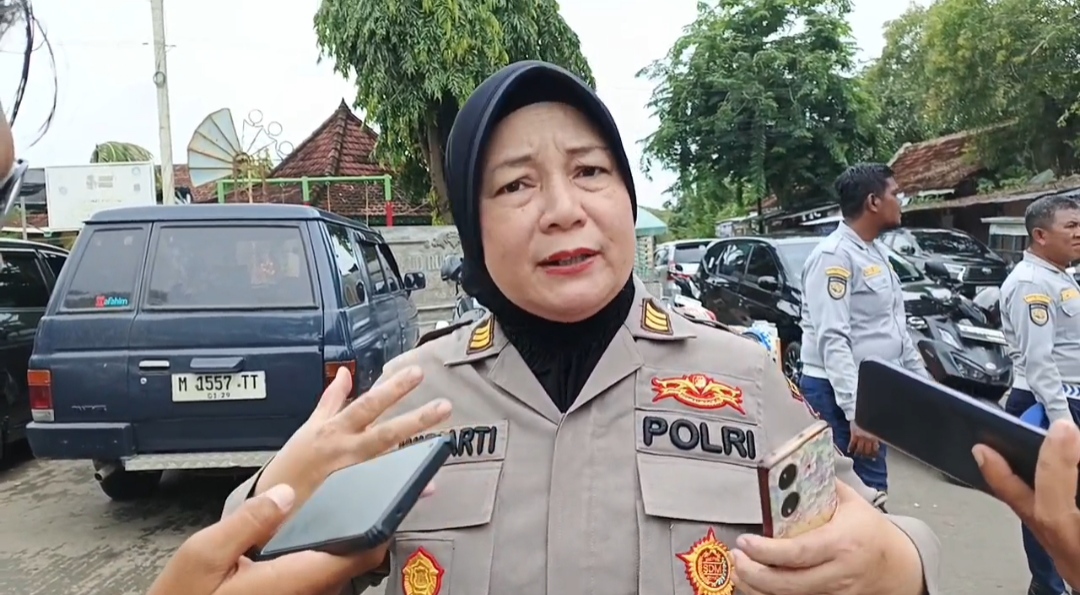 Plt Kasi Humas Polres Sumenep, AKP Widiarti S, saat diwawancara media terkait Riyanto DPO bandar Narkoba Dungkek. (Foto: Hayat)