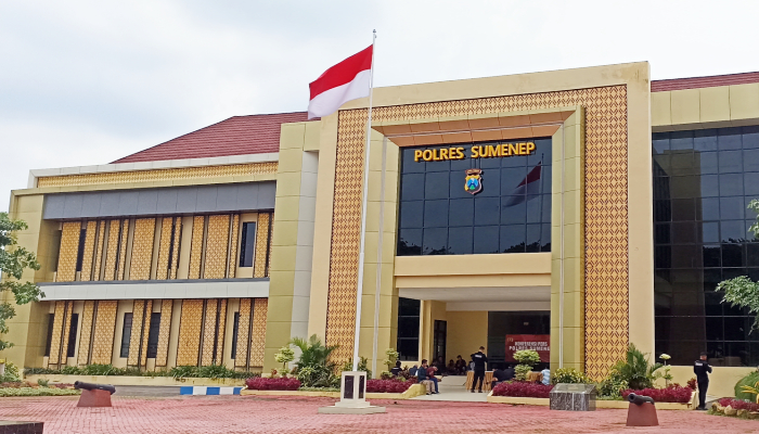 Kantor Mapolres Sumenep, Jawa Timur tampak dari sisi depan. (Foto: Hayat)