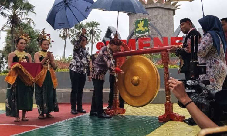 Peresmian Monumen Keris Arya Wiraraja sebagai Ikon Kabupaten Sumenep. (Foto: Dok. warta9)
