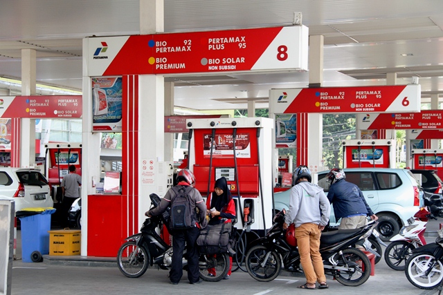 Sejumlah pengendara motor mengisi BMM di salah satu SPBU. (Foto: Istimewa)