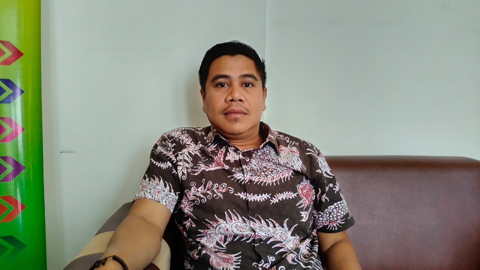 Kasi Intel Kejari Sumenep,Moch. Indra Subrata saat memberikan keterangan kepada media. (Foto: Hayat/warta9.co.id)