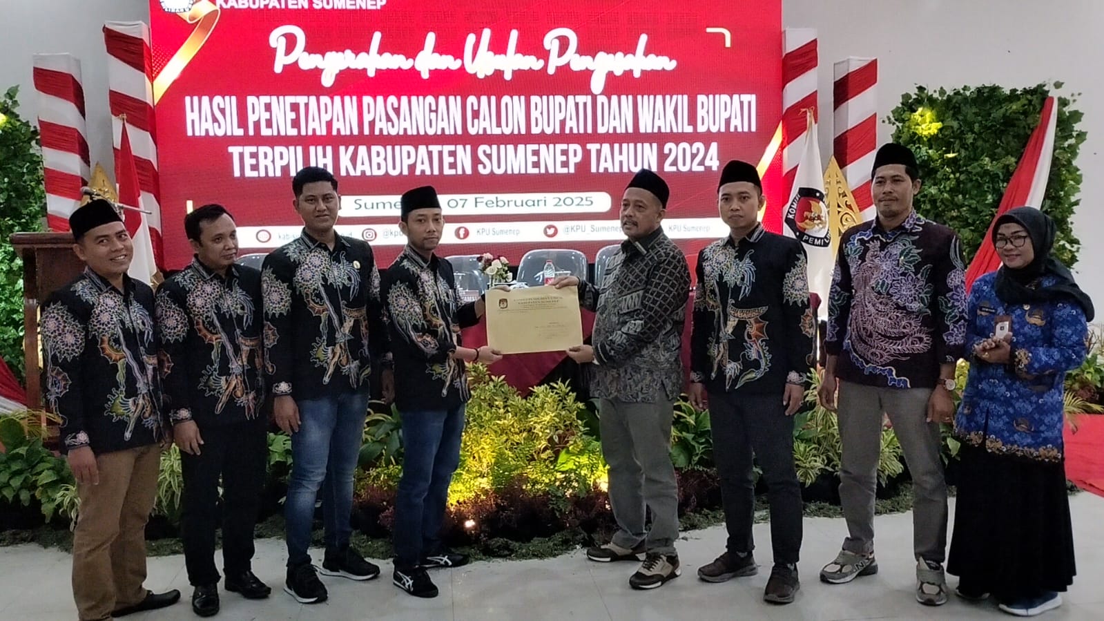 Ketua KPU Sumenep, Nurus Syamsi, menyerahkan salinan SK pengesahan kepada Ketua DPRD Sumenep, H. Zainal Arifin. (Foto: Hayat/warta9)