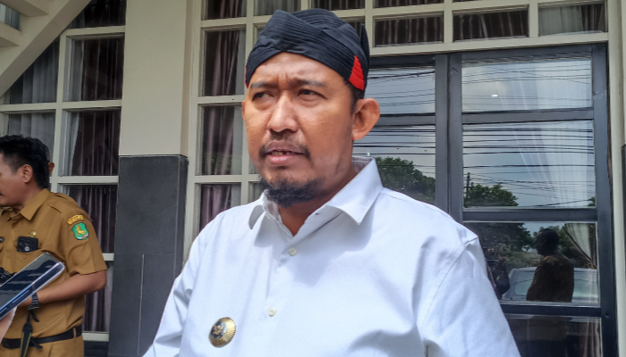 Bupati Sumenep, Achmad Fauzi Wongsojudo diwawancara media. (Foto: Hayat/warta9.co.id)