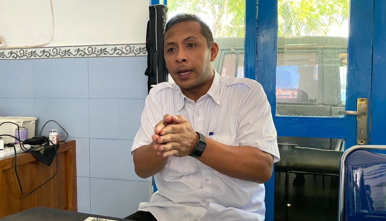 Direktur PDAM Sumenep, Febmi Noerdiansyah saat diwawancara media di ruang kerjanya. (Foto: Dok warta9.co.id)