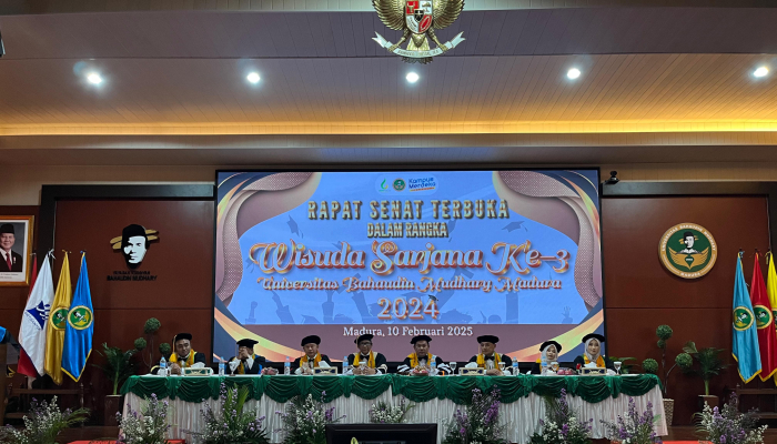 Jajaran Rektorat UNIBA Madura saat prosesi Wisuda Tahun 2025.(Foto: Istimewa)