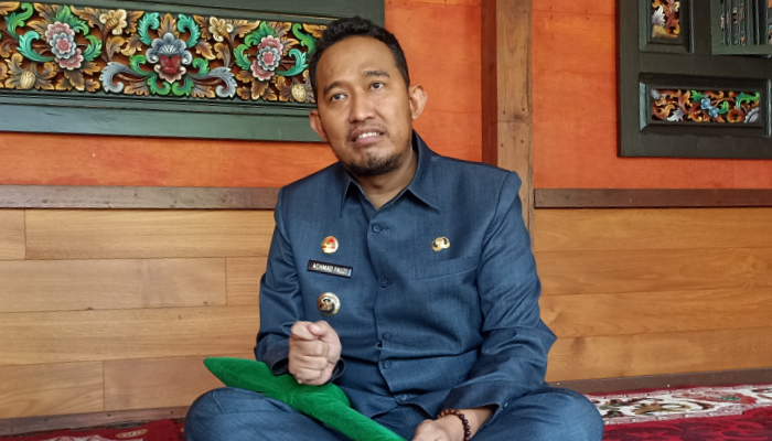 Bupati Sumenep, Achmad Fauzi Wongsojudo saat diwawancara media di Pendopo Agung Keraton Sumenep. (Foto: Hayat)