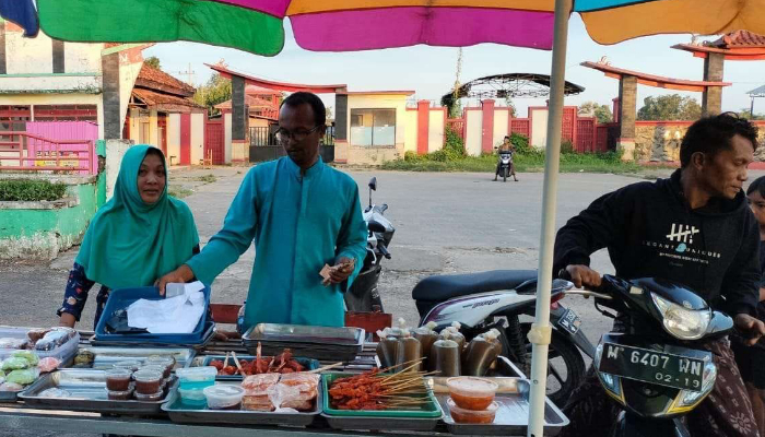 Seorang penjual takjil Ramadan di Sumenep. (Foto: Dok. Warta9)