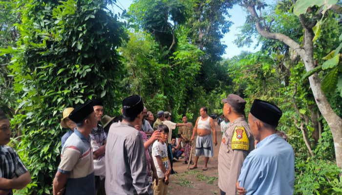 Aparat kepolisian dan warga saat mendatangi TKP. (Foto: Istimewa)