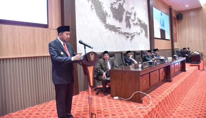 Bupati Sumenep, Achmad Fauzi Wongsojudo saat memaparkan Visi Misi dalam Rapat Paripurna DPRD. (Foto: Hayat/warta9)