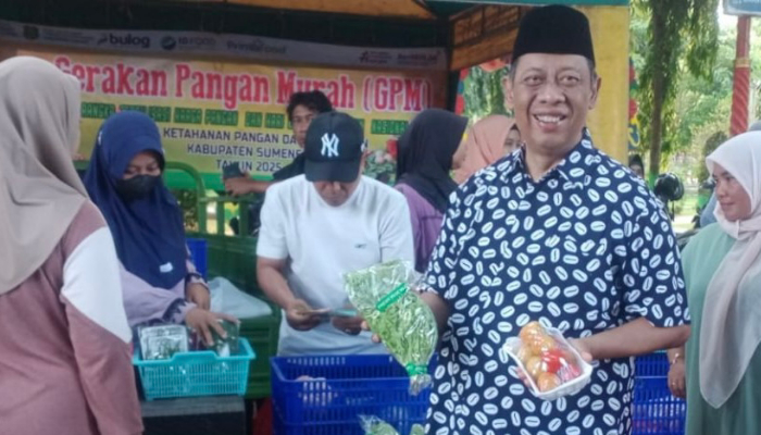 Kepala DKPP Sumenep, Chainur Rasyid saat menunjukkan bahan pokok dari hasil petani lokal. (Foto: Dok. Warta9)