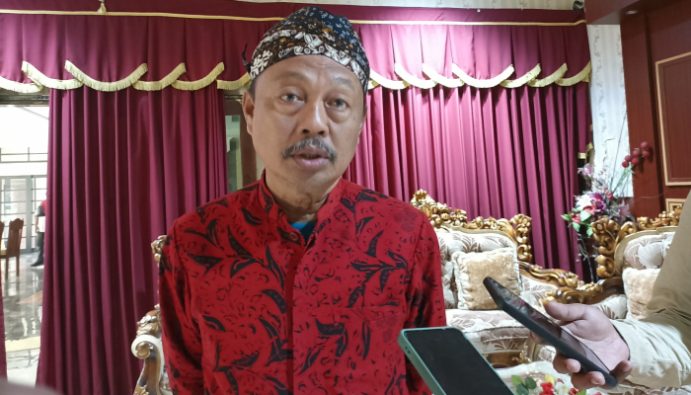 Sekda Sumenep, Edy Rasyadi saat dimintai keterangan awak media. (Foto: Hayat/warta9)