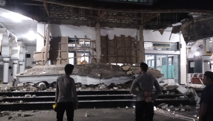 Penampakan teras Masjid Baiturrahman setelah ambruk pada bagian teras depan. (Foto: Istimewa)