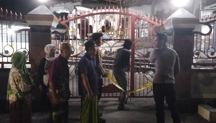 Aparat kepolisian memasang garis pembatas pasca insiden ambruknya teras bagian depan Masjid Baiturrahman. (Foto: Istimewa)