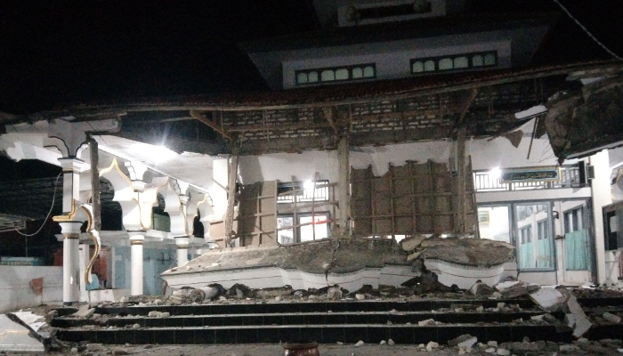 Penampakan Masjid Baiturrahman pasca teras bagian depan ambruk. (Foto: Istimewa)
