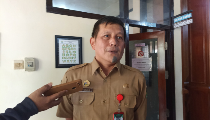 Kepala Dinsos P3A Sumenep, Mustangin saat diwawancara media. (Foto: Hayat/warta9)