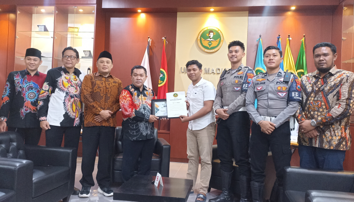 Rektor UNIBA Madura, Rachmad Hidayat saat menyerahkan apresiasi kepada Tim Polres Sumenep sebagai pemenang Futsal Exhibition. (Foto: Hayat/warta9)