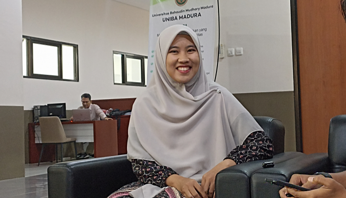 Dekan Fakultas Bahasa Asing UNIBA Madura, Lailiy Kurnia Ilahi saat memberikan keterangan kapada media. (Foto: Hayat/Warta9)