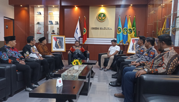 Rektor UNIBA Madura, Rachmad Hidayat saat melakukan pertemuan dengan pemenang Futsal Exhibition 2024 dari Tim Polres Sumenep. (Foto: Hayat/warta9)