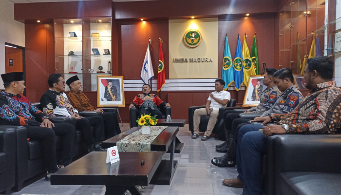 Rektor UNIBA Madura, Rachmad Hidayat saat melakukan pertemuan dengan pemenang Futsal dan media. (Foto: Hayat/warta9)