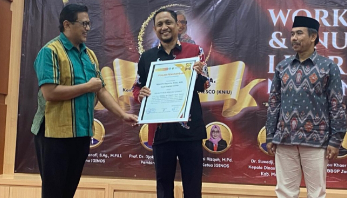 Kepala Dinas Pendidikan (Kadisdik) Kabupaten Sumenep, Agus Dwi Saputra (tengah) saat menerima penghargaan sebagai Pejabat Penggiat Literasi Nasional 2025 di BBGP Jawa Timur. (Foto: Dok. Warta9)