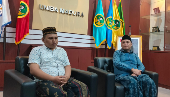 Kepala LPPM UNIBA Madura, Achmad Zuhri (kiri) dan Wakil Rektor I UNIBA Madura, Budi Suswanto saat dalam acara keagamaan salama bulan Ramadan di Kampus UNIBA Madura. (Foto: Hayat/Warta9)