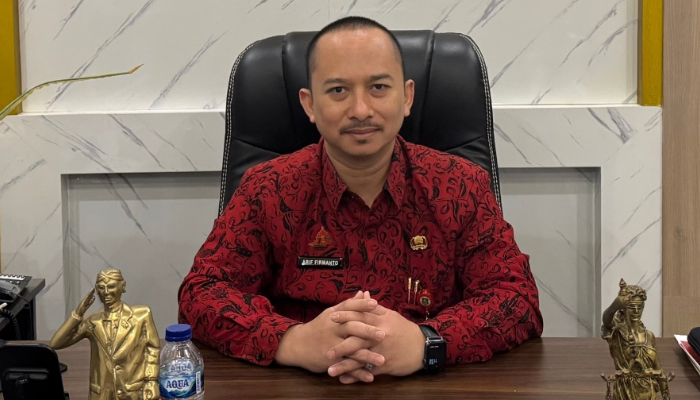 Kepala Bappeda Sumenep, Arif Firmanto saat diwawancara media di ruang kerjanya. (Foto: Istimewa)