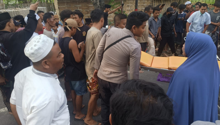 Aparat kepolisian bersama warga saat mengevakuasi korban di TKP. (Foto: Dok. Warta9)