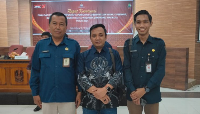 Divisi Perencanaan Data dan Informasi KPU Sumenep, Malik Mustafa (Tengah) saat menghadiri Rapat Koordinasi (Rakor) Finalisasi Pelaporan Infografis Pemilihan Gubernur dan Wakil Gubernur, Bupati dan Wakil Bupati, serta Wali Kota dan Wakil Wali Kota Tahun 2024.