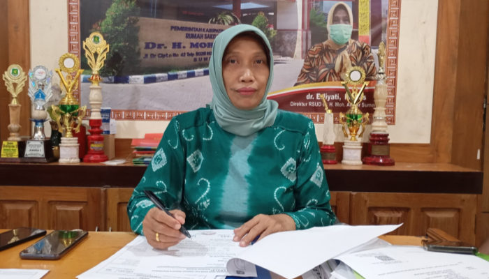 Direktur RSUDMA Sumenep, dr. Erliyati saat diwawancara media di tempat kerjanya. (Foto: Hayat/Warta9)