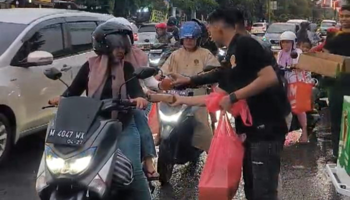 Leting 50 Polres Sumenep saat berbagi takjil kepada pengendara. (Foto: Ist.)