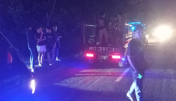 Aparat kepolisian Polsek Talango saat melakukan operasi balap liar di Desa Cabbiya, Talango. (Foto: Dok. Warta9)