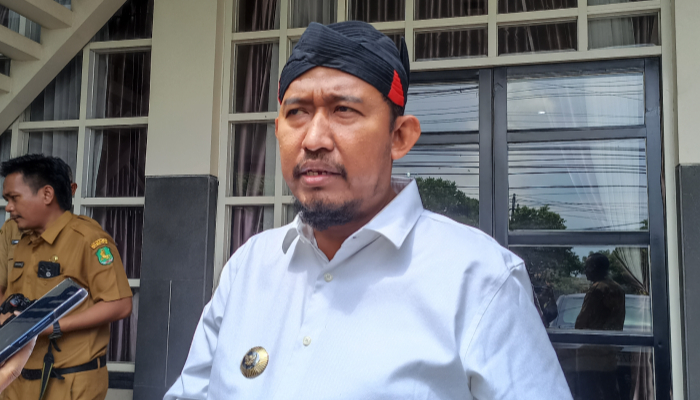 Bupati Sumenep, Achmad Fauzi Wongsojudo saat diwawancara media. (Foto: Hayat/Warta9)
