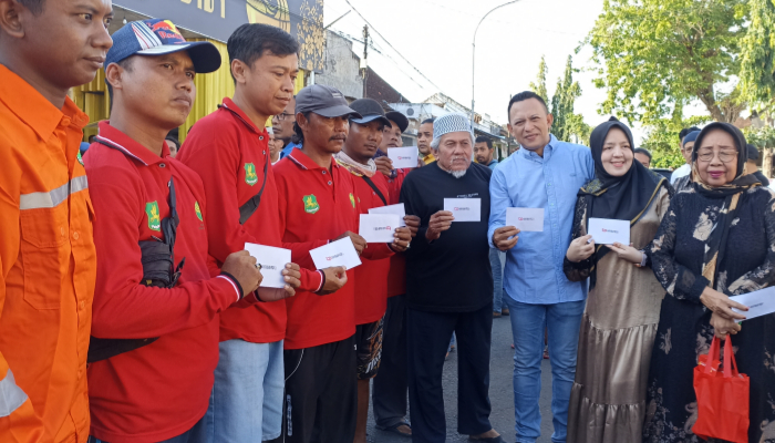 SIMBOLIS: Penyerahan bantuan sosial kepada warga oleh Ketua Yayasan BIP, Ali Zainal Abidin didampingi keluarga. (Foto: Hayat/Warta9)