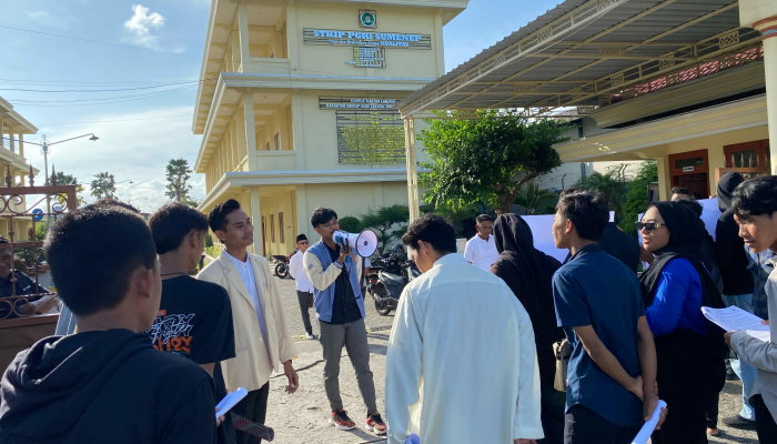Puluhan mahasiswa STKIP PGRI Sumenep saat menggelar aksi di halaman kampus. (Foto: Hayat/Warta9)