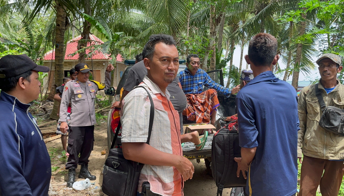 Proses evakuasi enam korban kecelakaan laut. (Foto: Dok. Warta9)