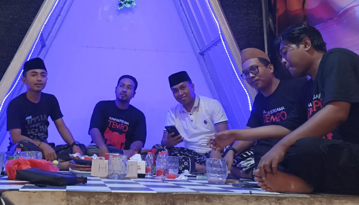 Suasana buka bersama jajaran redaksi media online Warta9. (Foto: Hayat)