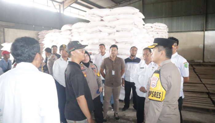 Aparat kepolisian Polres Sumenep saat melakukan pengecekan ketersediaan pupuk bersubsidi. (Foto: Dok. Warta9)
