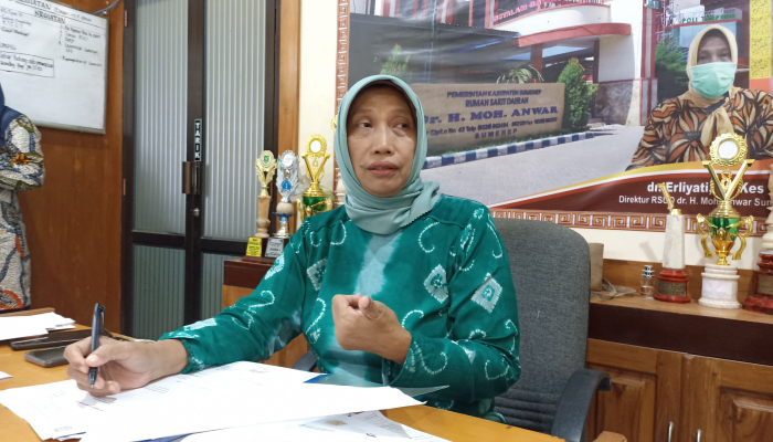 Direktur RSUD dr. H. Moh. Anwar, dr. Erliyati saat wawancara dengan media di ruang kerjanya. (Foto: Hayat/Warta9)