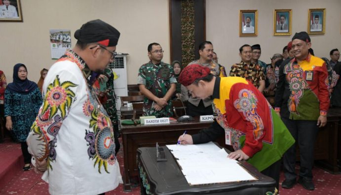 Bupati dan Kepala Bappeda Sumenep. (Foto: Dok. Warta9)