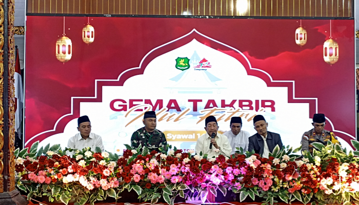 KHIDMAT: Wakil Bupati Sumenep KH Imam Hasyim saat sambutan dalam acara Gema Takbir 2025. (Foto: Hayat/Warta9)