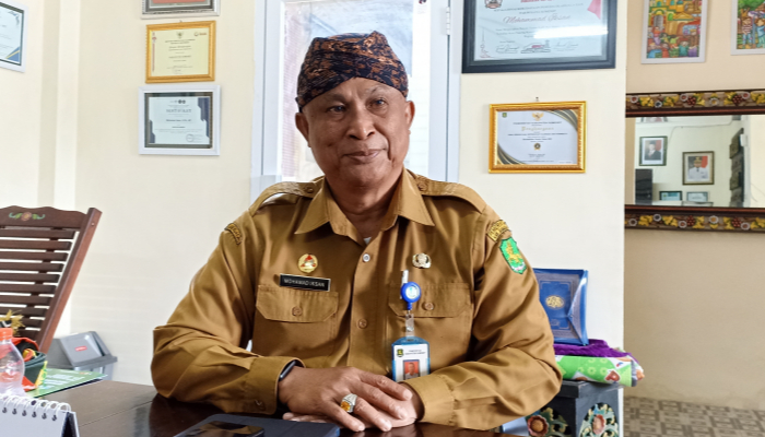 Kepala Dinas Kebudayaan, Pemuda, Olahraga, dan Pariwisata (Disbudporapar) Sumenep, Moh. Iksan saat wawancara dengan media di ruang kerjanya. (Foto: Hayat/Warta9)
