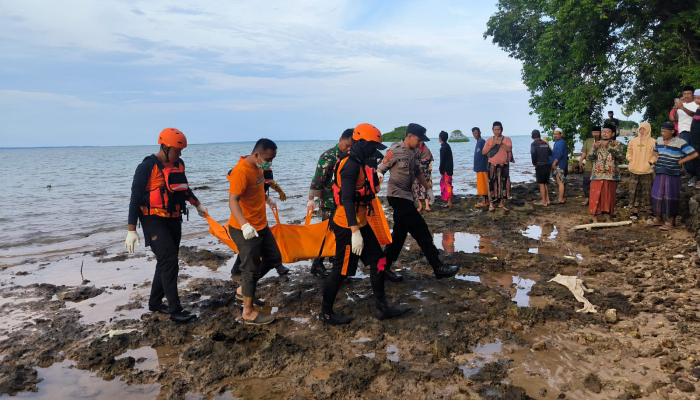 Proses evakuasi mayat tanpa identitas oleh Tim SAR, Polisi dan TNI. (Foto: Dok. Warta9)