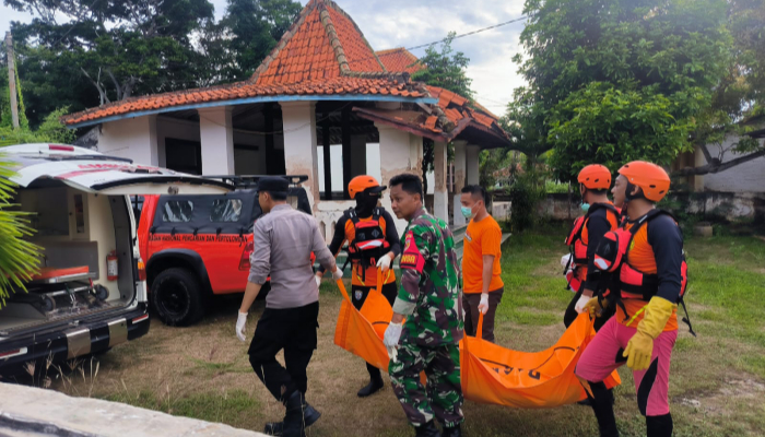 Aparat dari kepolisian, TNI dan Tim SAR saat mengevakuasi mayat tanpa identitas. (Foto: Dok Warta9)