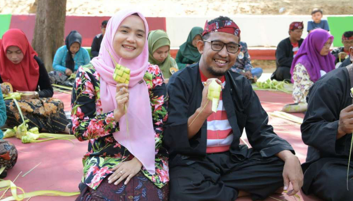 Bupati Sumenep, Achmad Fauzi Wongsojudo didampingi istri, Nia Kurnia Fauzi saat menghadiri Festival Ketupat 2025 di objek wisata Pantai Slopeng. (Foto: Dok. Warta9)