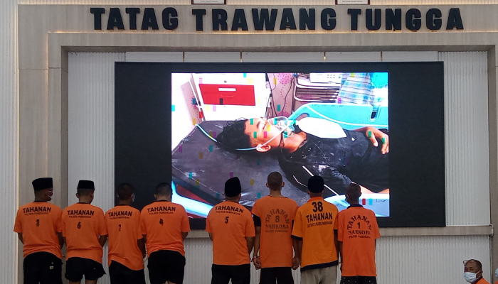 Delapan orang tersangka kasus ledakan mercon yang menewaskan seorang pelajar saat dihadirkan dalam konferensi pers Polres Pamekasan. (Foto: Dok. Warta9)