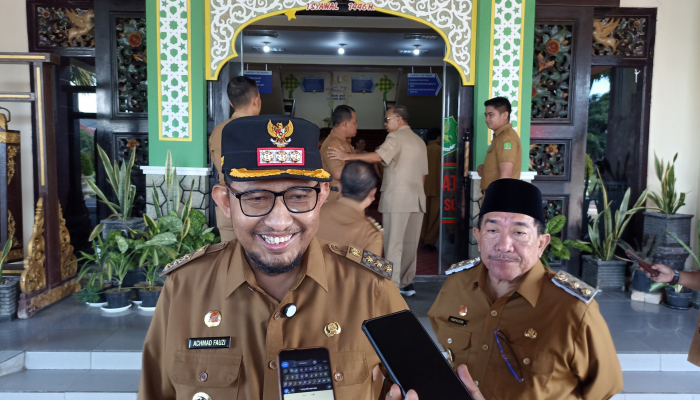 Bupati Sumenep, Achmad Fauzi Wongsojudo saat wawancara dengan media. (Foto: Hayat/Warta9)